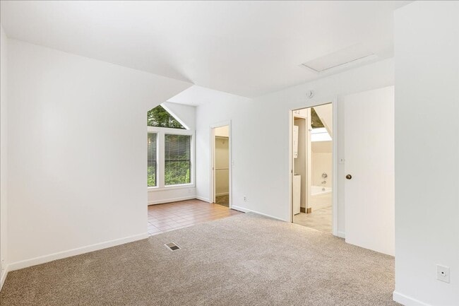 Building Photo - Newly Renovated + Sunny & Bright, 2 Bedroo...