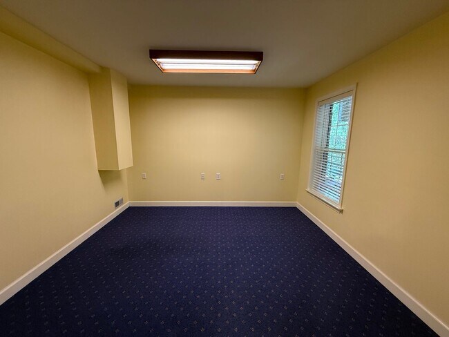 Building Photo - 935 Charter Oaks Dr