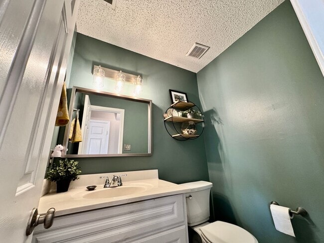 Building Photo - A Fabulous Home w/Water & Golf Course Views Available 05-04-26! Fenced Yard & Dog-Friendly!