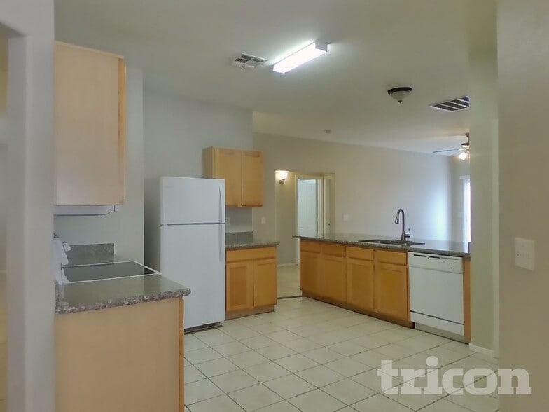 Building Photo - 6613 W Miami St