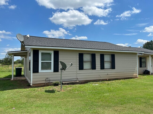 Building Photo - 300 Carriage Ln