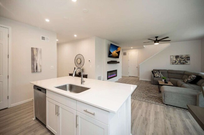 Building Photo - Spacious 3-Bedroom Rental in Sought-After ...