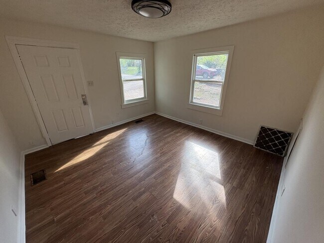 Building Photo - 717 Sanders Ln