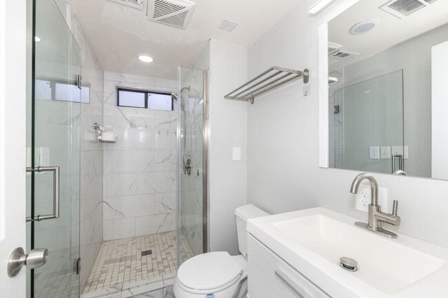 Building Photo - Beautifully Appointed 5 Bed, 4 Bath Executive Home