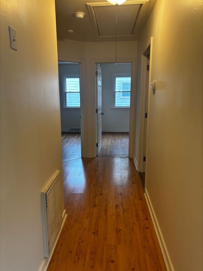 Building Photo - 1042 Barlen Dr