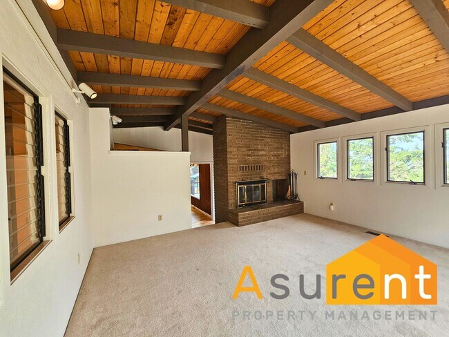 Building Photo - Stunning Home located in the picturesque Ashland