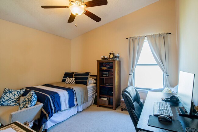 Building Photo - Well-maintained Pensacola Condo with Community Pool & Central Location