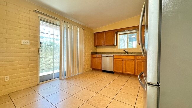 Building Photo - Treat3144-3146