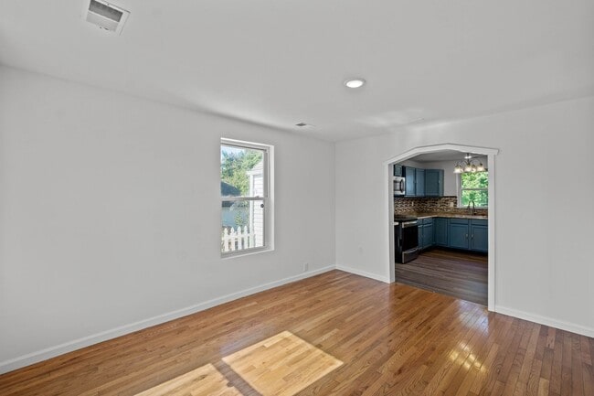 Building Photo - MOVE IN TODAY TO THIS UPDATED 3 BEDROOM HOUSE IN MOON TOWNSHIP! Move-in gift available, a brand-n...