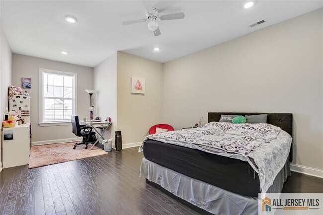 Building Photo - 1 Lafayette Wy