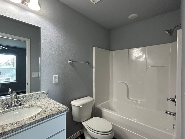 Building Photo - Townhouse with Garage - Minutes from Downt...