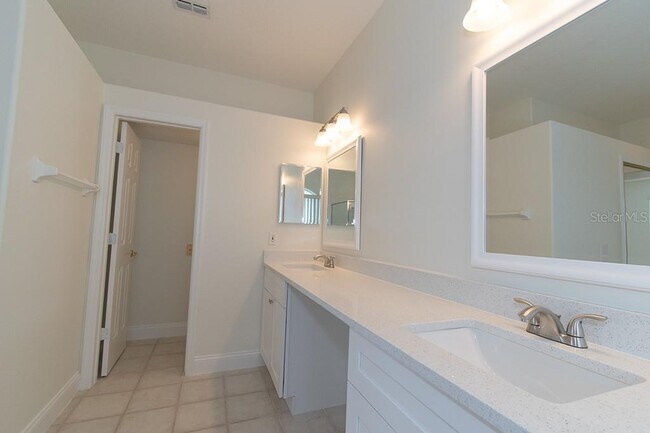 Building Photo - 1707 Golfview Dr