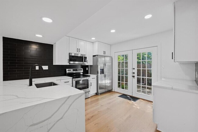 Building Photo - 6411 Chimney Creek Cir