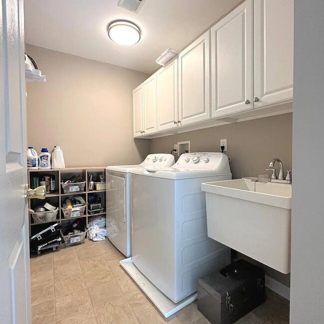 Building Photo - 1901 Blue Heron Dr