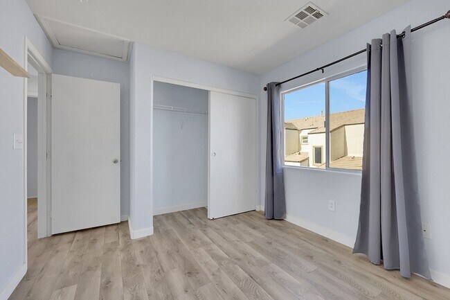 Building Photo - Updated Two-Story 3 bed/2.5 bath Home with Open Kitchen, Attached 1 Car Garage & Modern Flooring ...