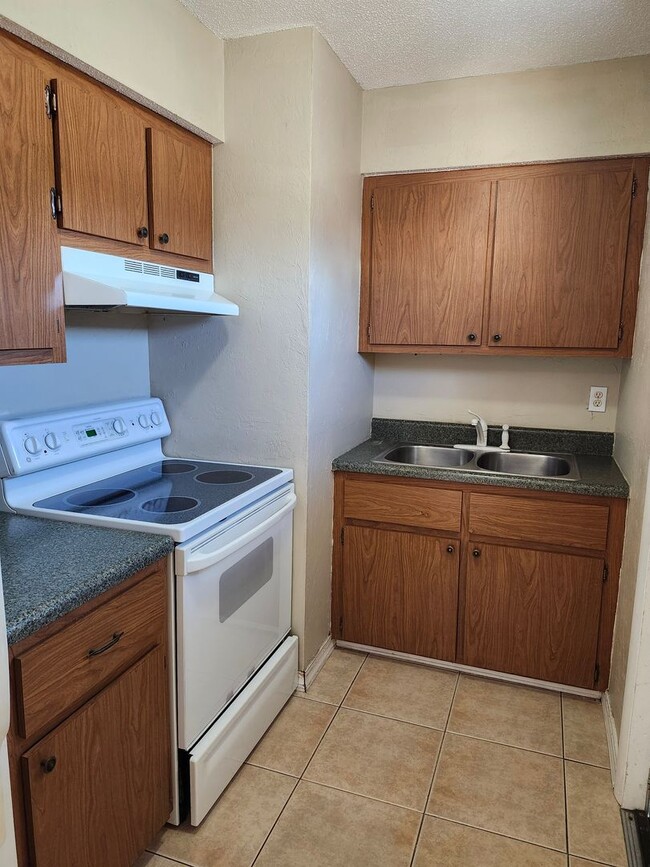 Building Photo - 3365 Normandy Dr