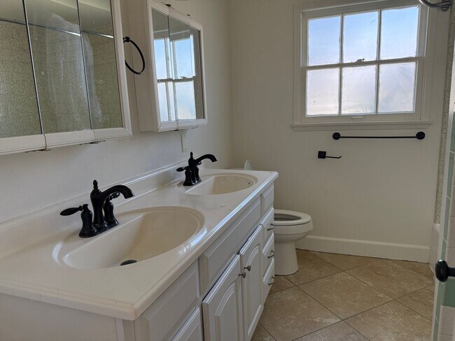 Building Photo - Newly Renovated Single-Family Home in Sun ...