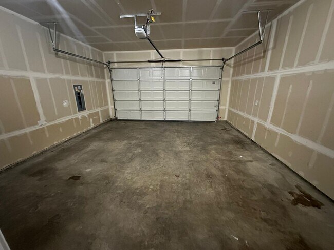 Building Photo - Listed For Rent