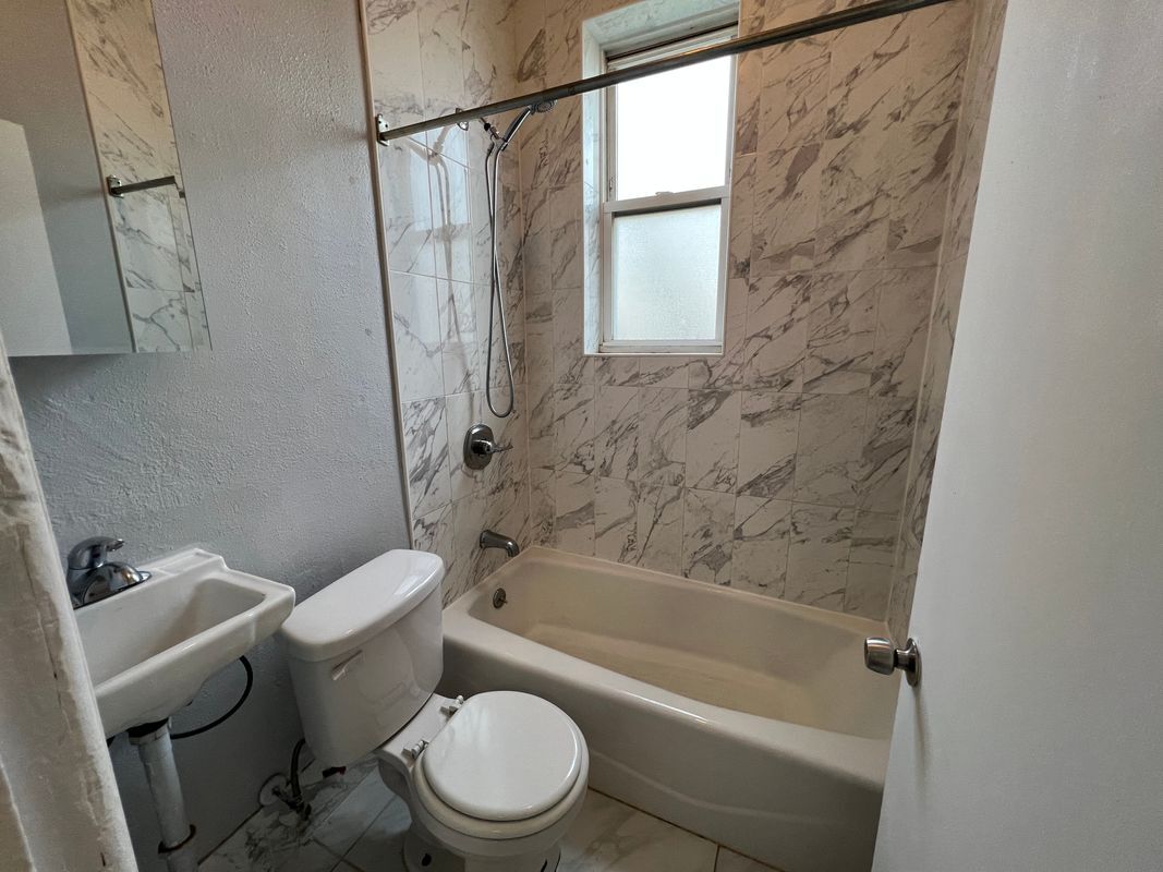 Building Photo - 432 New York Ave