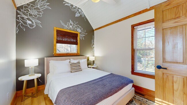 Building Photo - Adorable 3 Bedroom House near NCSU - Available August 1st!