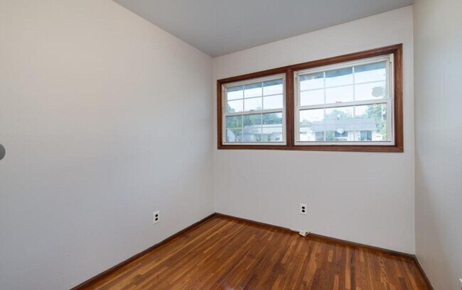 Building Photo - Section 8 Welcome !  Spacious 3 Br / 1 BA Home For Rent !