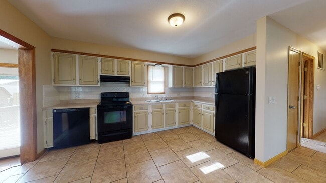 Building Photo - 507 S Bismark Ave