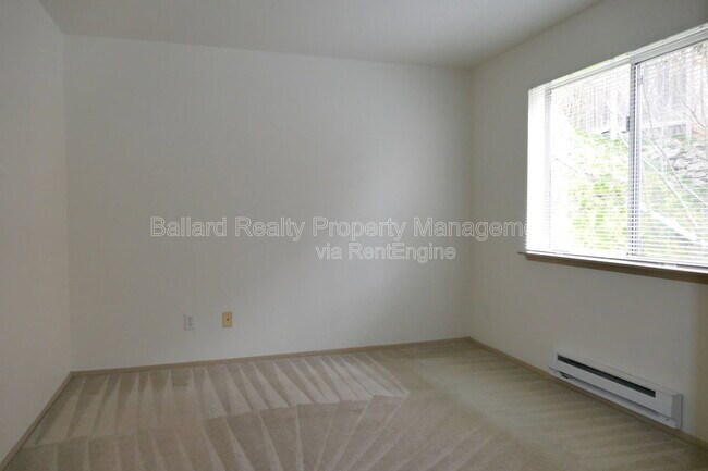 Building Photo - 2244 13th Ave W