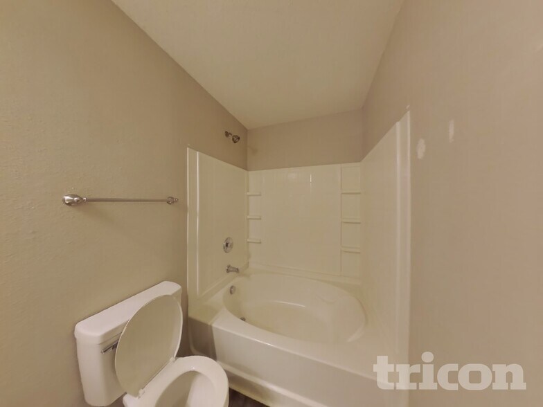 Building Photo - 10892 Woods Dr