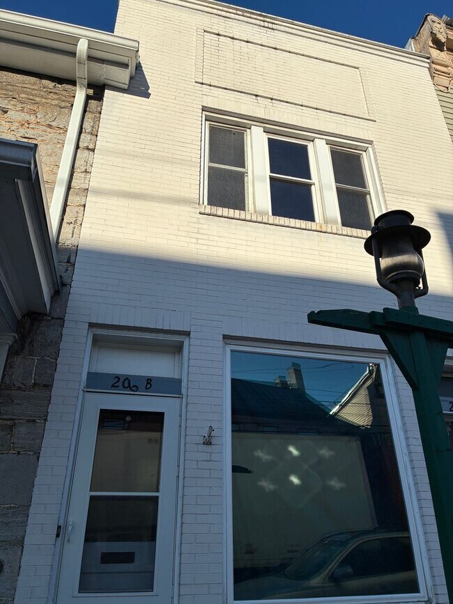 Building Photo - 206 Lincoln Way E