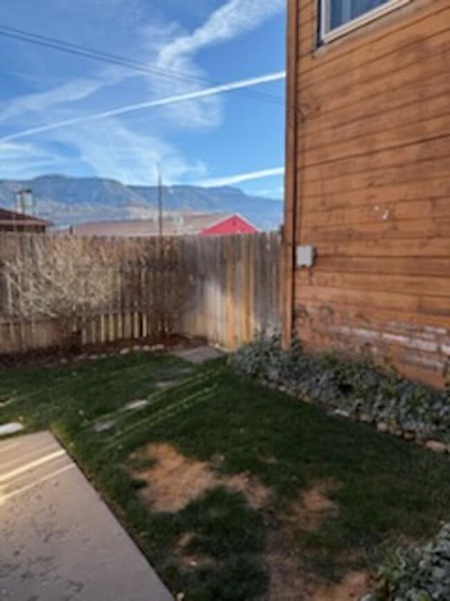 Building Photo - 318 W Second St