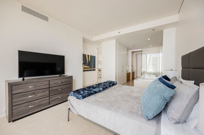 Building Photo - Luxurious premium corner unit nearly 1600 sq ft., Impeccably furnished-turn key- 2 bedroom 2 bath...