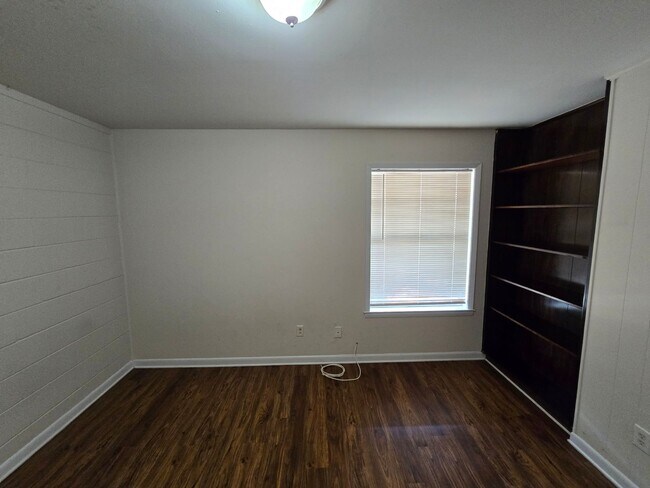 Building Photo - 2 bedroom 1 bath available for rent ~ trash and lawn care included!
