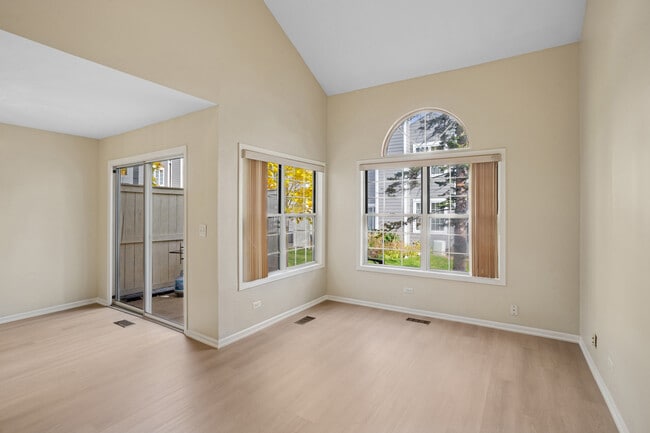 Building Photo - 1252 S Parkside Dr