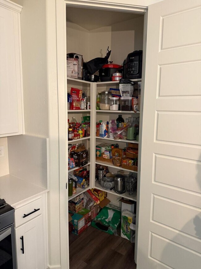 Building Photo - Don't miss the chance to view this stunnin...