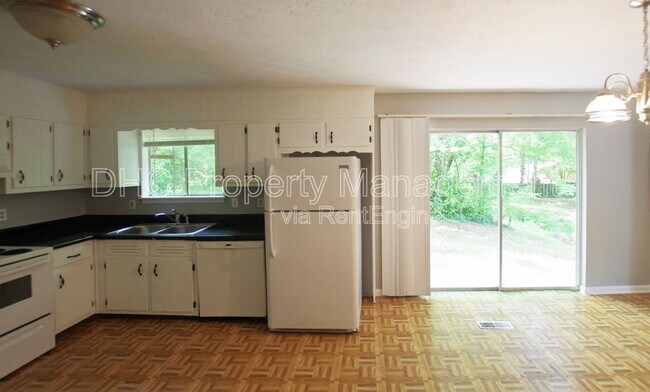 Building Photo - 210 Creekwood Ln
