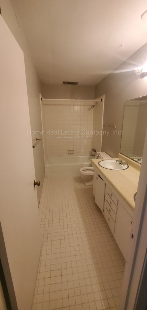 Building Photo - 1441 Brookwood Dr