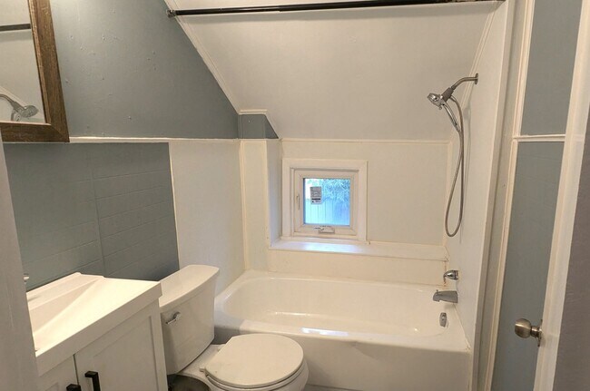 Building Photo - 1043 Chestnut St