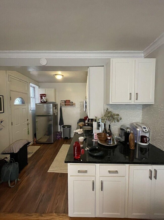 Building Photo - 1 bedroom in Chicago IL 60657
