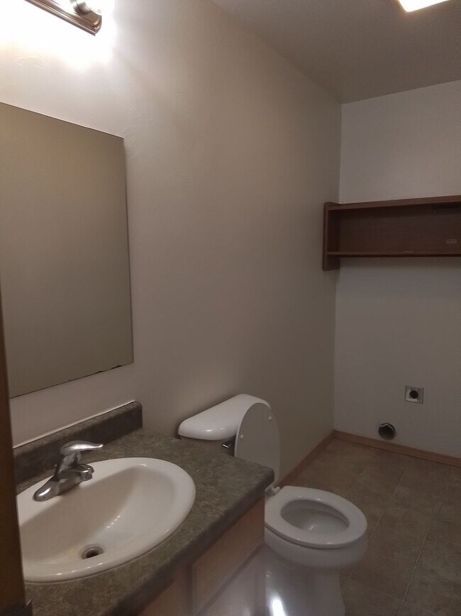 Building Photo - Great property 3bed, 2bath,