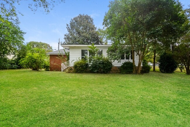 Building Photo - 4046 Village Dr