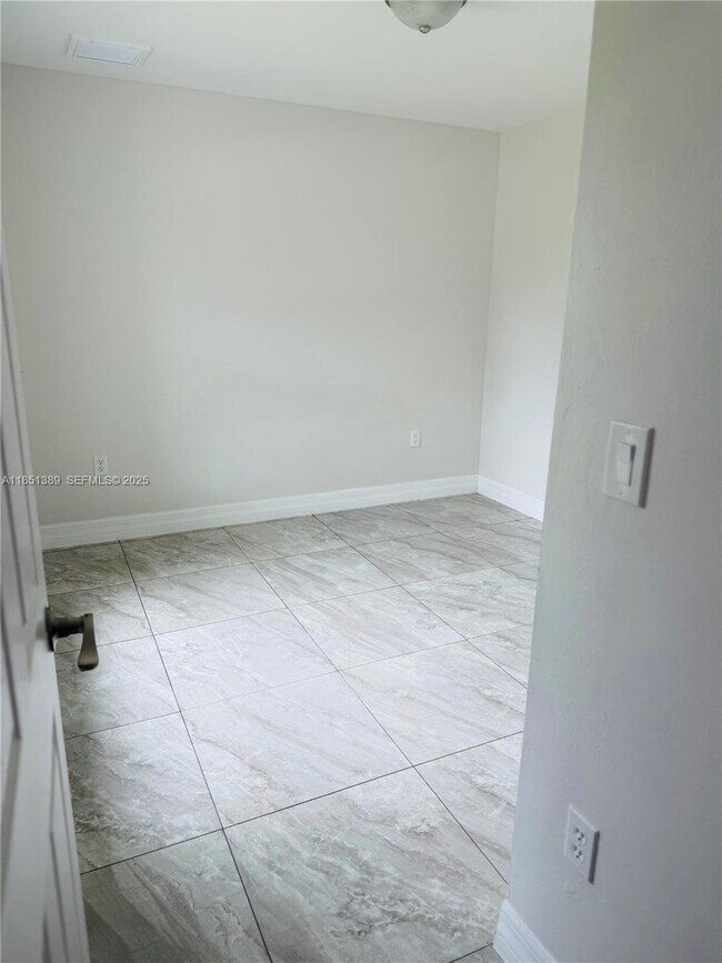 Building Photo - 1110 Augusta St E