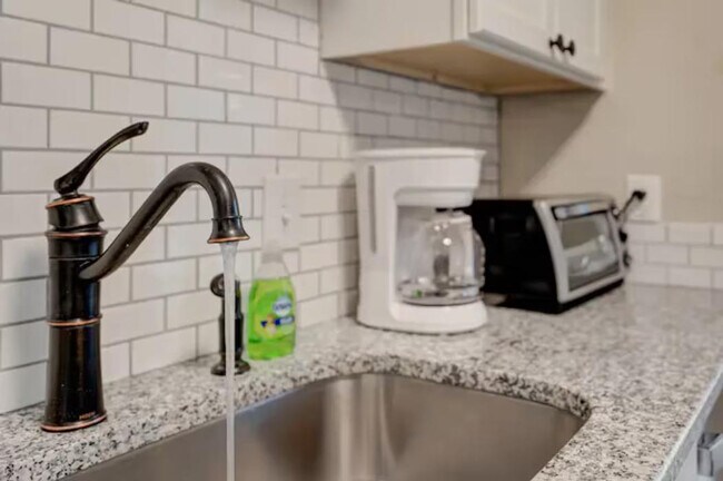 Building Photo - 2201 1/2 Summit St