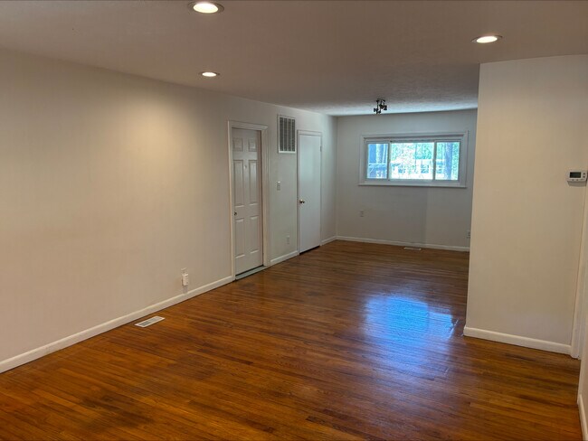 Building Photo - 520 N Hale St