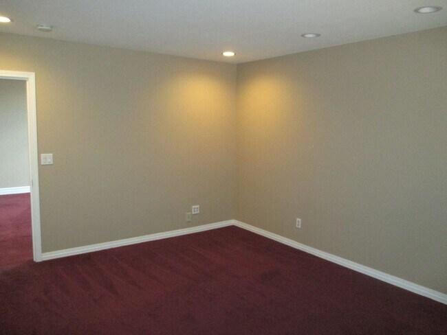 Building Photo - Beautiful Three Bedroom in the Hills of South Salem