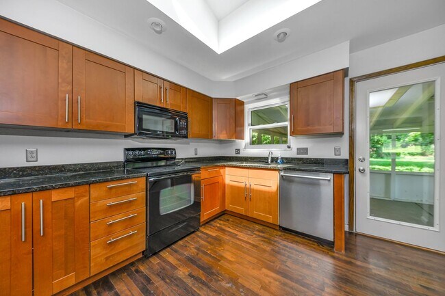 Building Photo - Anderson - Updated and spacious 3 bed 2.5 ...