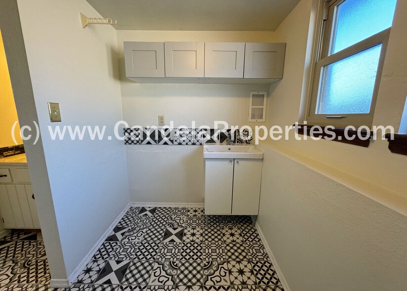 Building Photo - 5615 Country Heights Dr