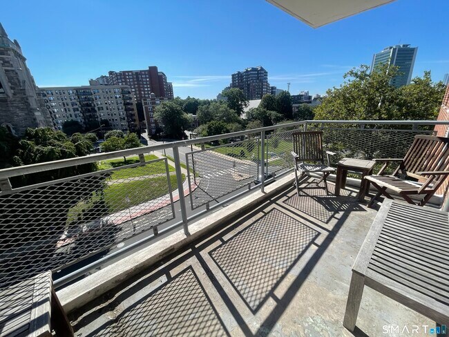 Building Photo - 444 Bedford St