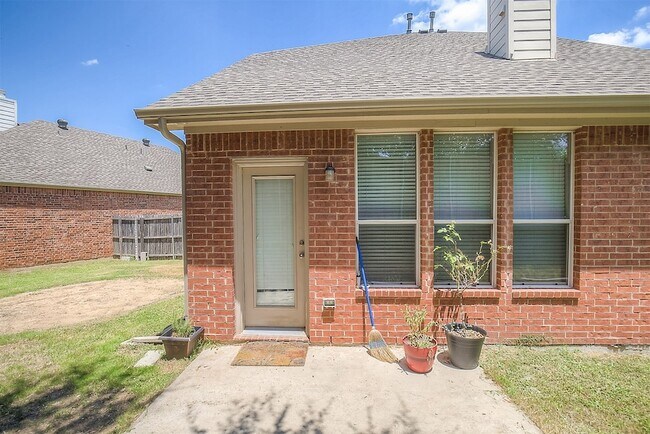 Building Photo - 2832 Gooseberry Dr