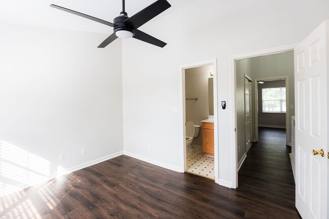 Building Photo - Amazing 2 bedroom 2.5 bathroom townhouse in NW Greensboro Keswick Place. Lawn care included.