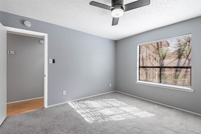 Building Photo - 514 Hickory Dr